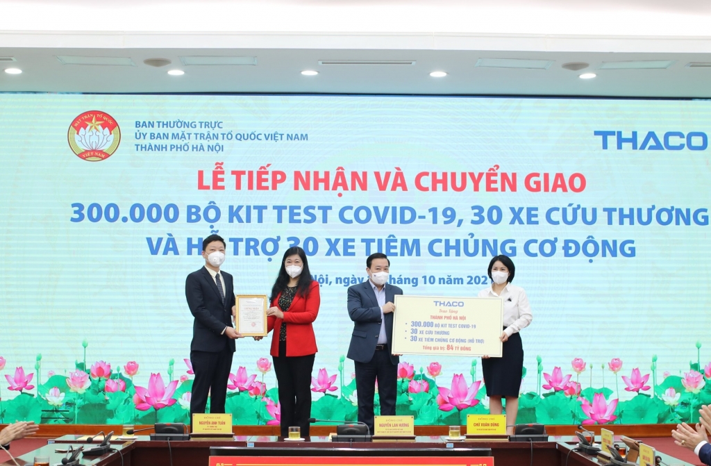 Hà Nội Tiếp nhận và chuyển giao 30 xe cứu thương, 30 xe tiêm chủng cơ động